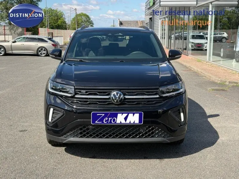Vue de face du Volkswagen T-Cross 2026 noir intense nacré avec calandre R-Line et feux LED distinctifs.