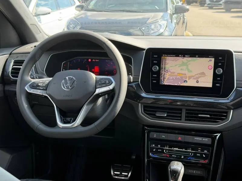 Vue intérieure frontale du volant cuir multifonction et écran tactile GPS du Volkswagen T-Cross noir intense nacré 2026.