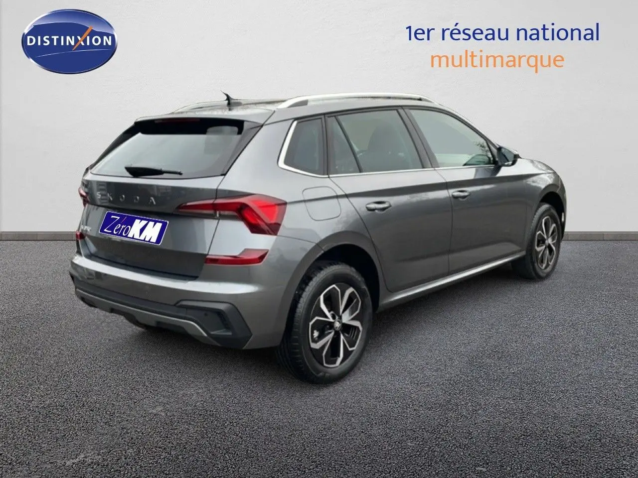 Vue 3/4 arrière droite du Skoda Kamiq gris graphite métal 2025 avec jantes bi-ton et feux LED distinctifs.