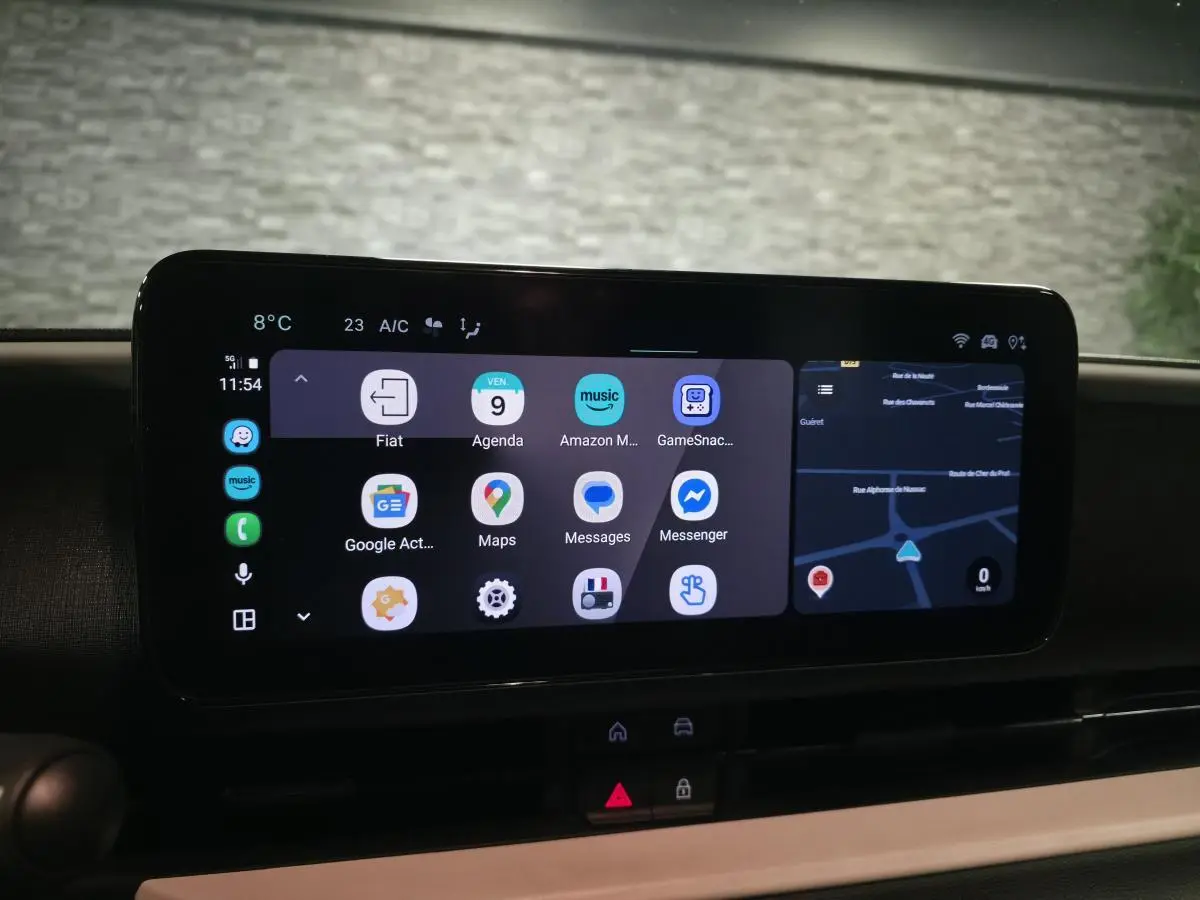 Écran tactile central affichant la navigation et applications connectées dans une FIAT 600 Hybrid bleu 2024.