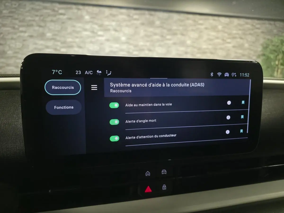 Écran tactile central du tableau de bord du Fiat 600 Hybrid 2024 affichant les aides à la conduite activées.