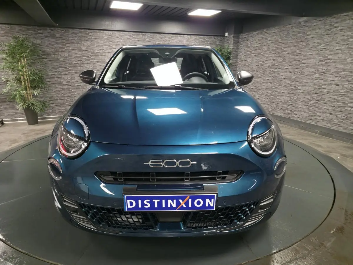 Vue avant d'une FIAT 600 1.2 Hybrid bleu métallisé avec phares ronds et logo 600 sur la calandre.