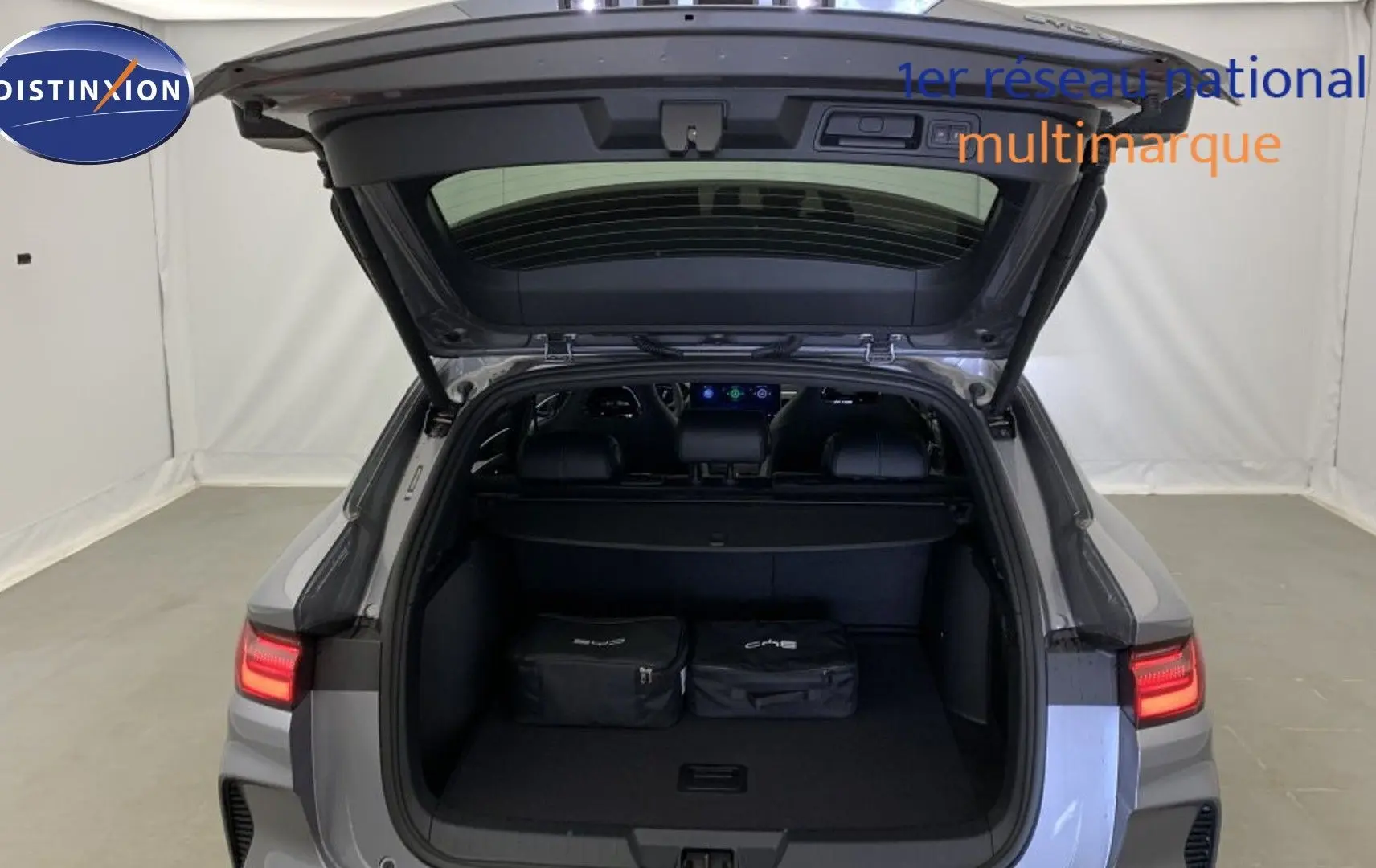 Gros plan sur les commandes électriques du siège conducteur noir et beige avec surpiqûres orange du BYD SEAL U 2025.