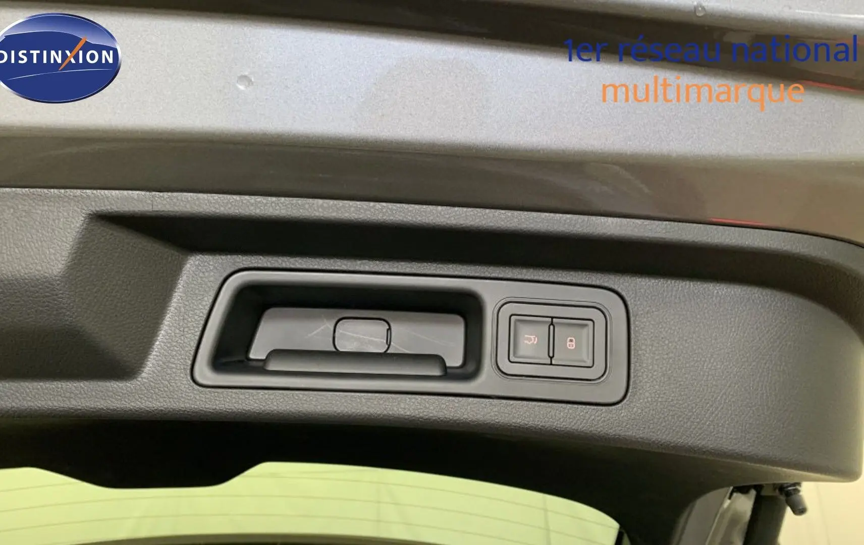 Vue intérieure des sièges arrière bicolores beige et noir avec surpiqûres orange du BYD SEAL U 2025 côté droit.