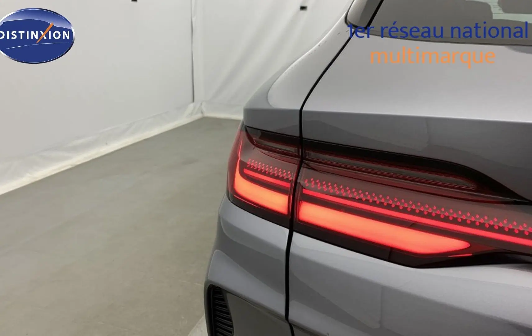 Détail du hayon électrique noir Obsidian Black du BYD SEAL U avec boutons de commande intégrés.