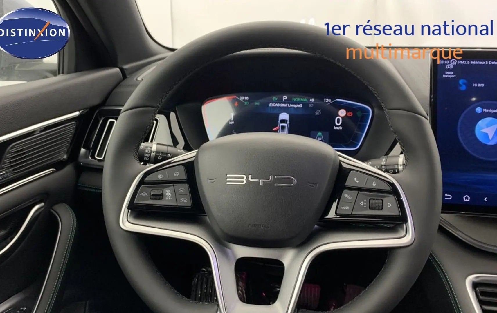 Vue intérieure avant du BYD SEAL U 2025 avec tableau de bord noir et sièges beige à surpiqûres orange.