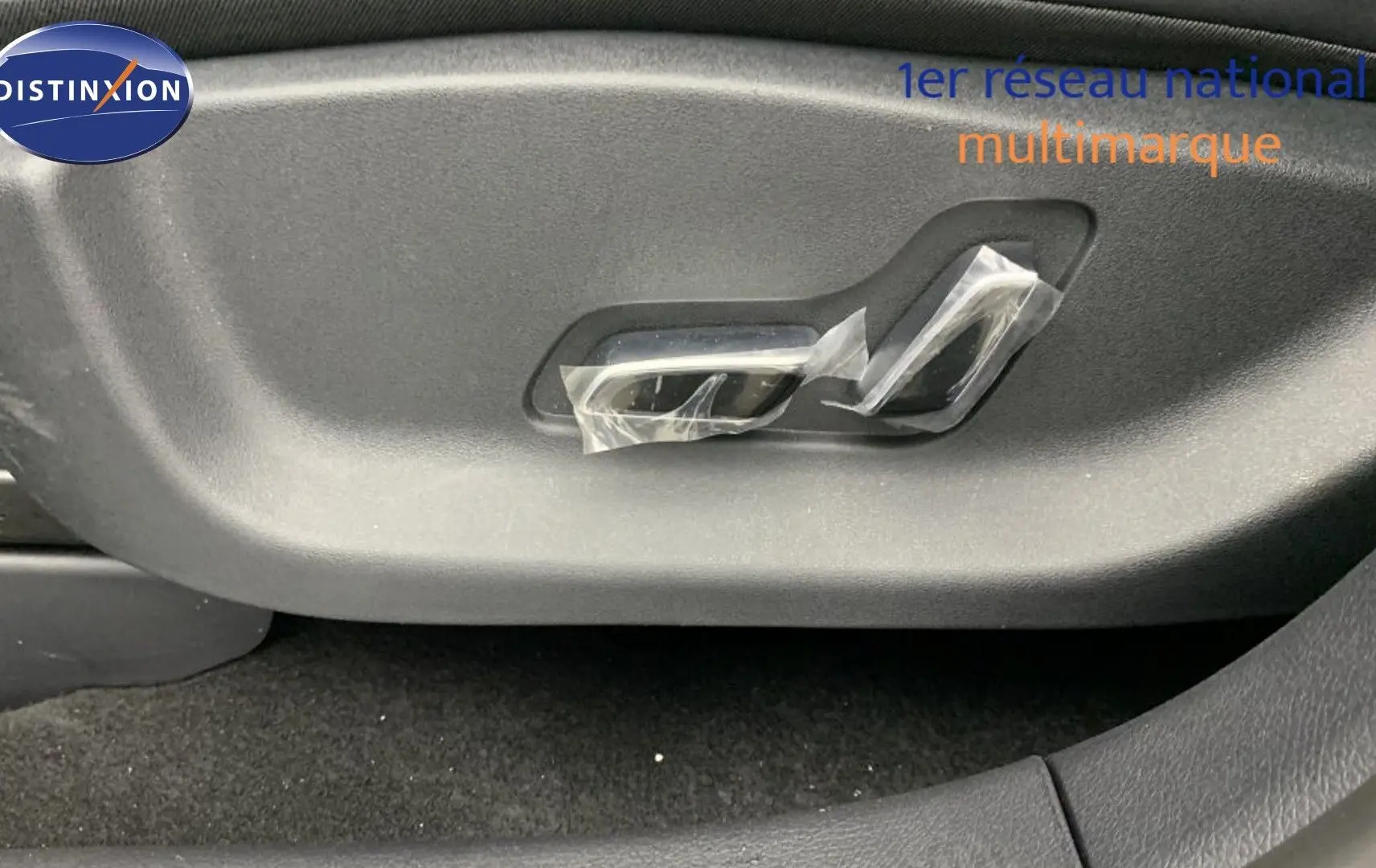 Vue rapprochée de la console centrale du BYD SEAL U 2025, avec levier de vitesse et zone de charge sans fil noire.