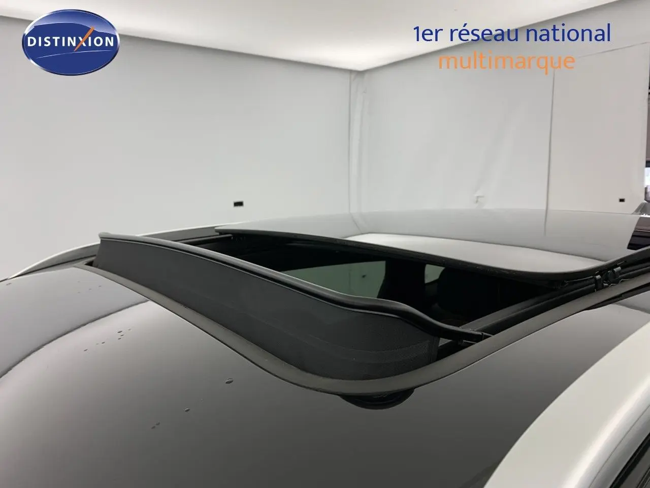 Toit ouvrant panoramique ouvert sur le dessus d'un BYD SEAL U Obsidian Black, avec barres de toit en aluminium visibles.