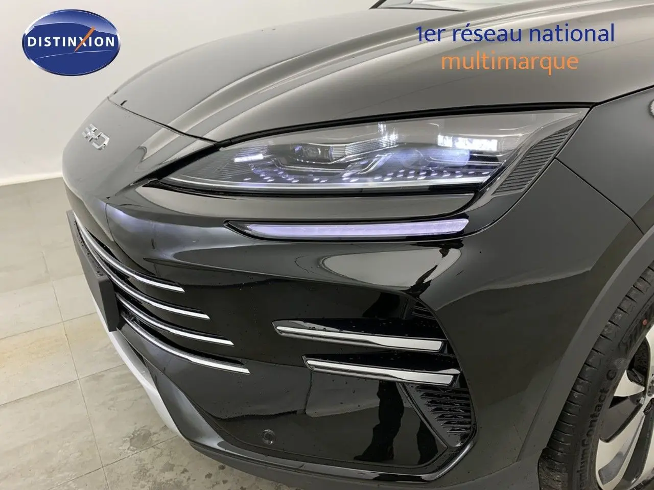 Gros plan sur l'avant droit noir obsidian du BYD SEAL U 2025 avec feux LED et détails chromés sur le pare-chocs.