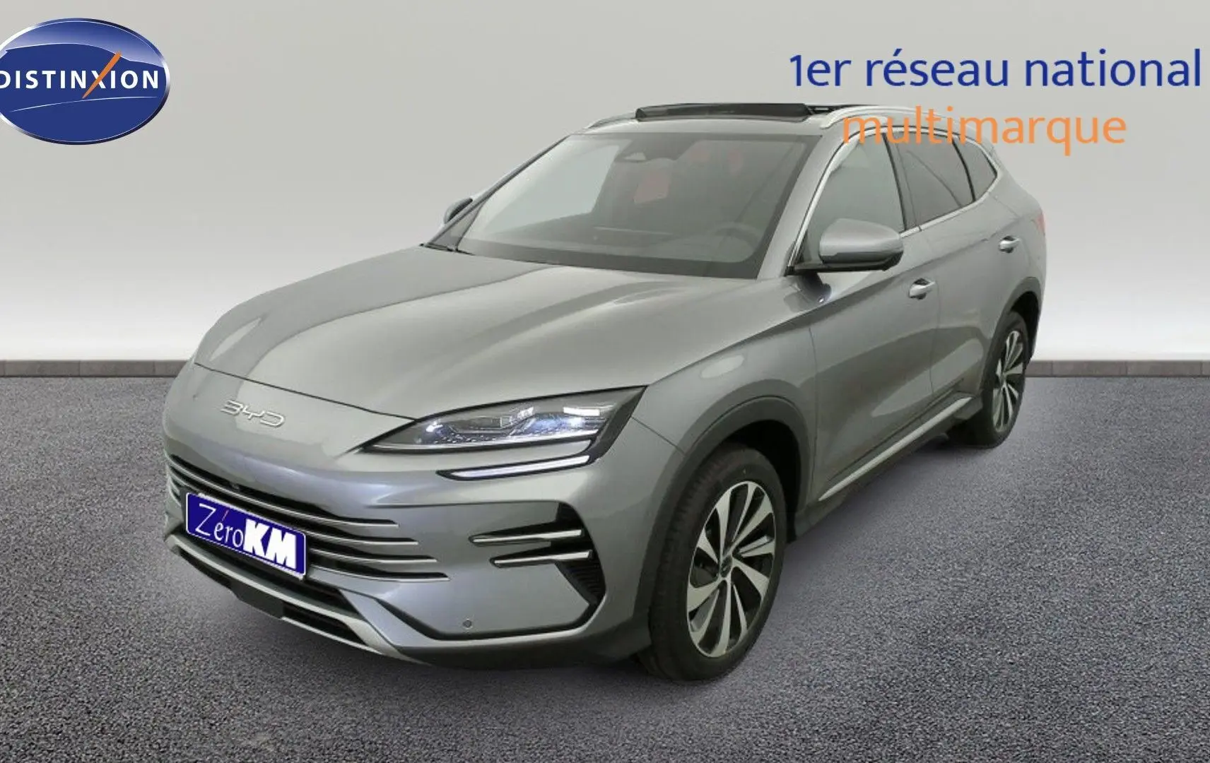 Vue 3/4 avant d'un BYD SEAL U hybride rechargeable noir Obsidian avec jantes 19'' bicolores et feux LED allumés.