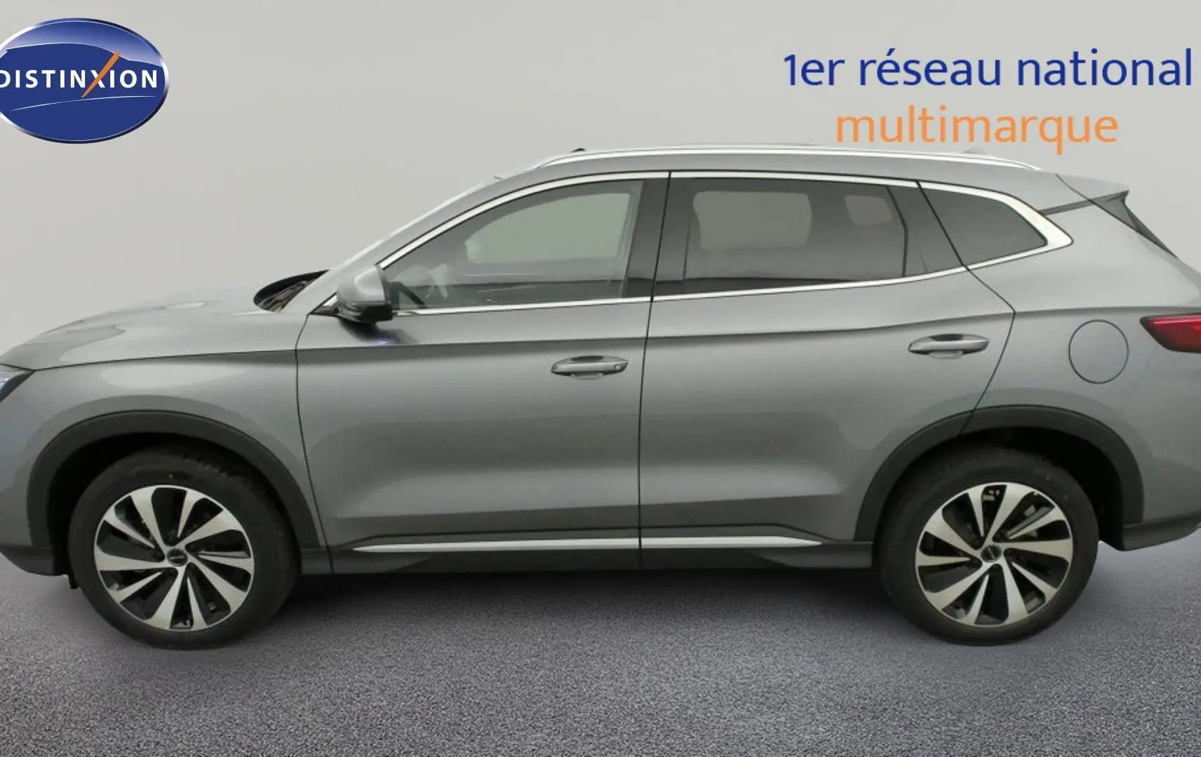 Vue latérale droite du SUV BYD SEAL U noir Obsidian avec jantes bicolores et barres de toit en aluminium.