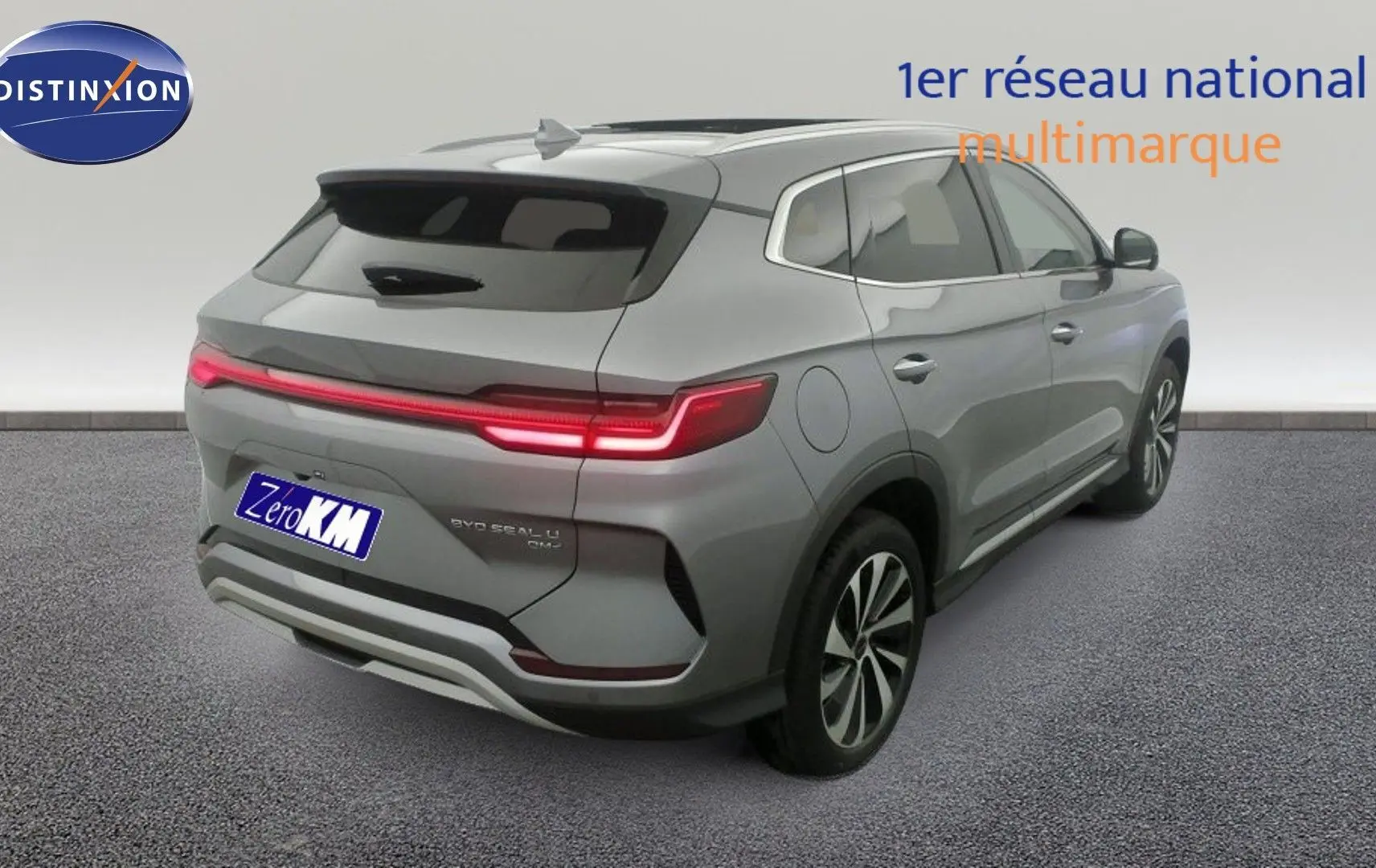 Vue 3/4 arrière droite du SUV BYD SEAL U hybride rechargeable en noir Obsidian avec feux arrière LED allumés.