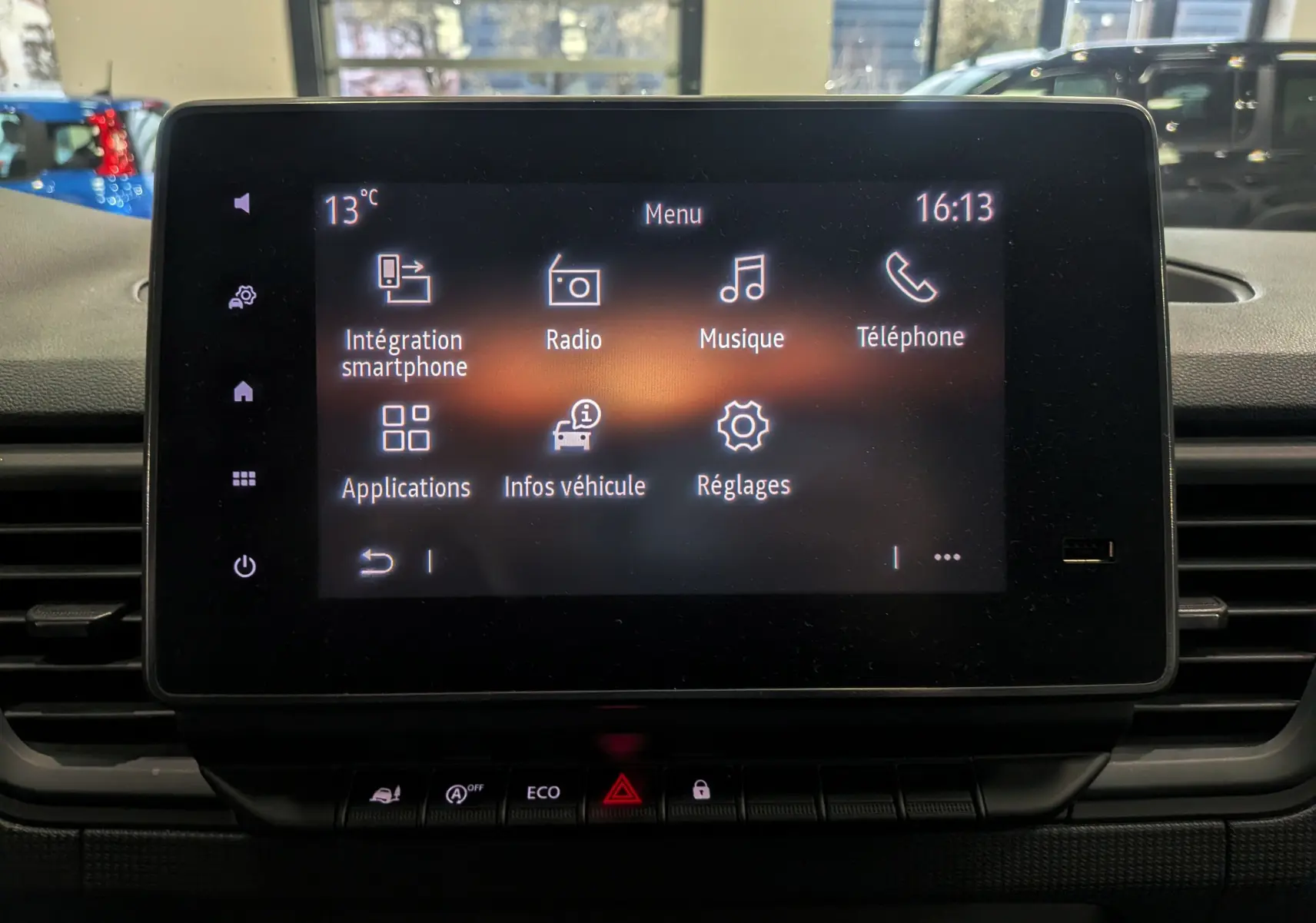 Écran tactile central du tableau de bord du Renault Trafic Combi 2023 affichant le menu principal avec options multimédia et véhicule.