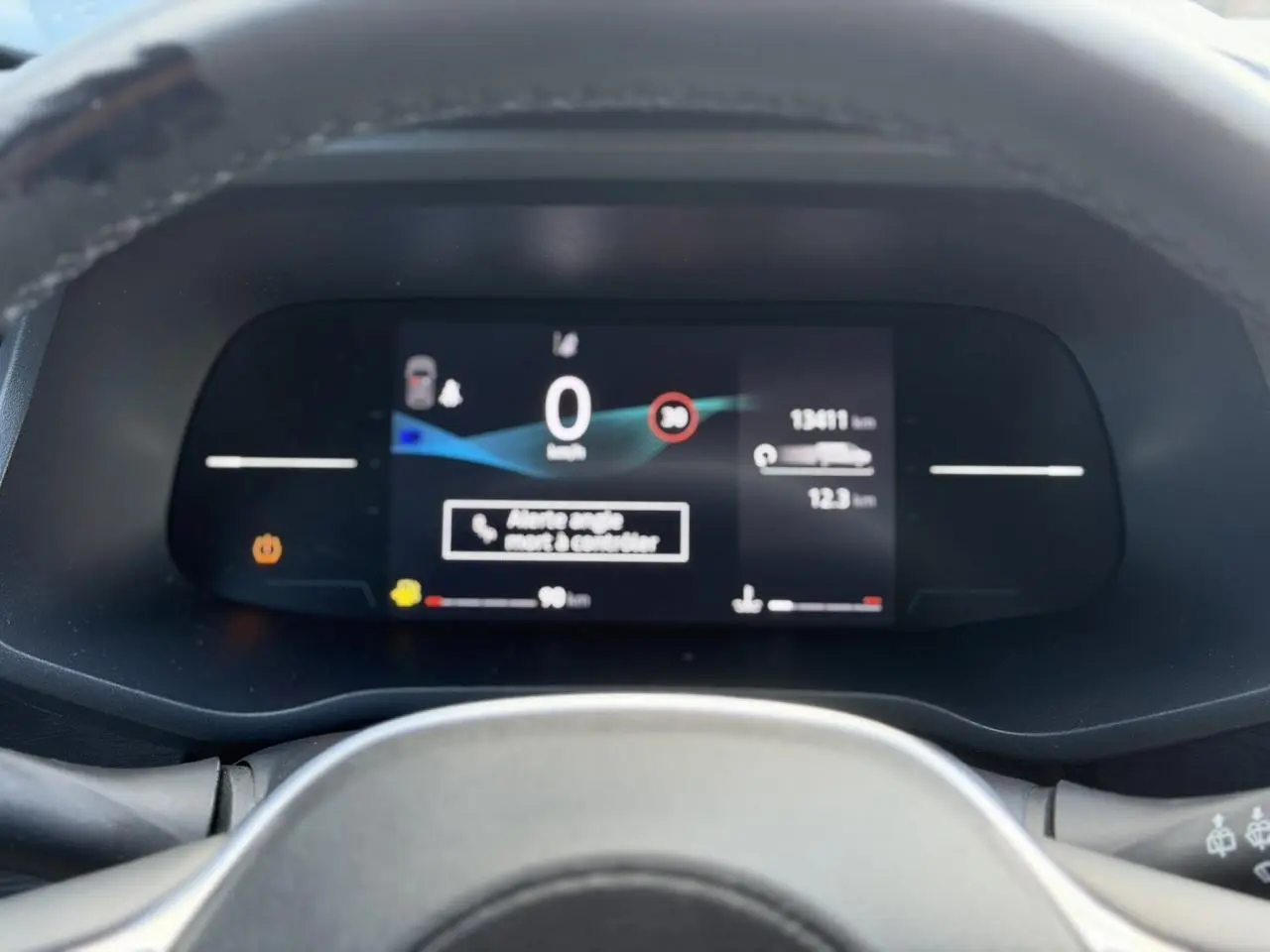 Vue rapprochée du tableau de bord numérique du Nissan Primastar Combi 2025 affichant la vitesse et alertes.