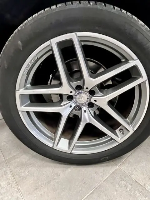 Gros plan sur la jante alliage argentée du Mercedes GLE Coupe 350 d 2016 avec logo étoile au centre.