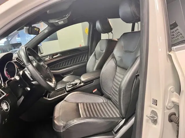 Intérieur noir cuir du Mercedes GLE Coupe 350 d 2016, vue côté conducteur avec tableau de bord et sièges avant visibles.