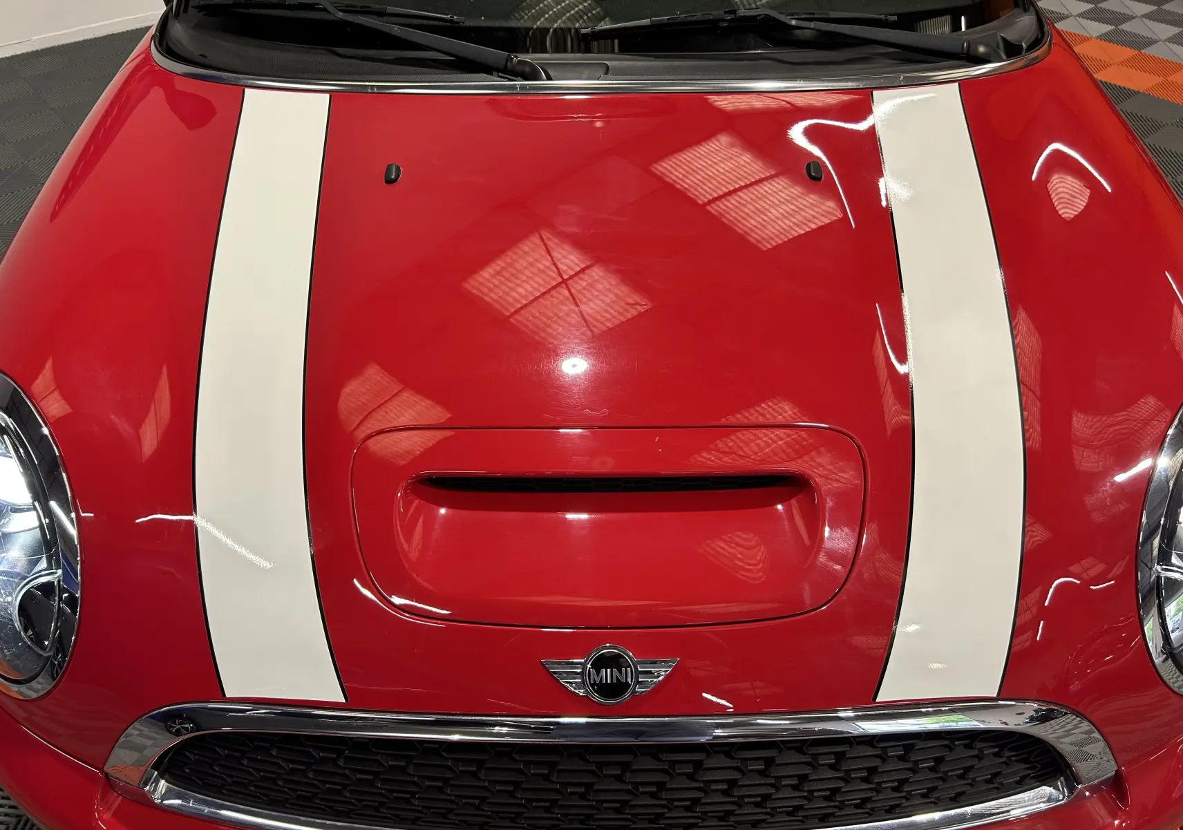 Gros plan sur le kit de dépannage et outils de bord dans le coffre rouge d'une MINI Cabriolet Cooper S 2012.