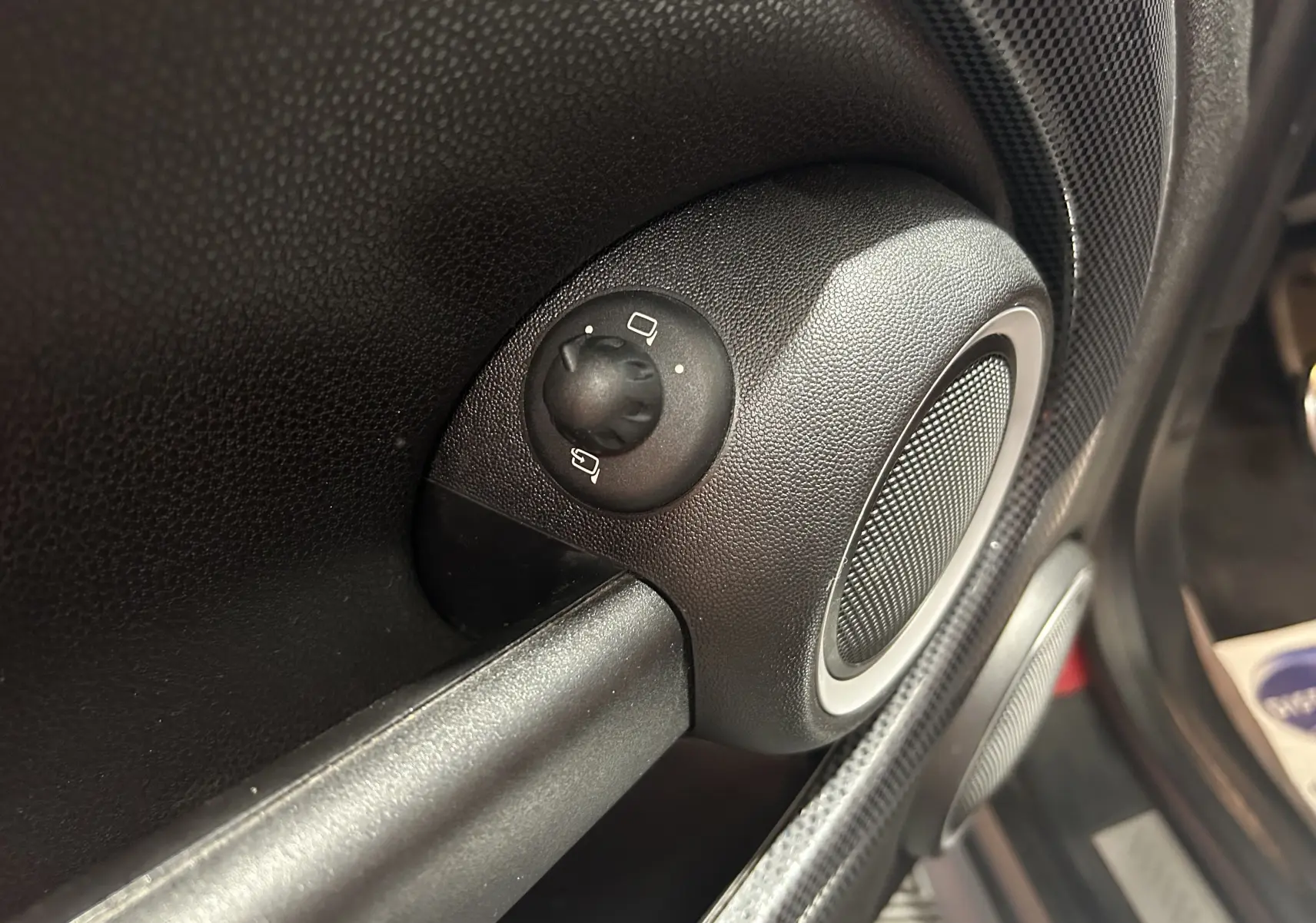 Gros plan sur le réglage des rétroviseurs et haut-parleur côté conducteur de la MINI Cabriolet Cooper S rouge 2012.