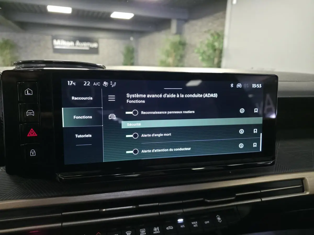 Écran tactile central de la Lancia Ypsilon 2025 affichant les aides à la conduite avancées dans l'habitacle.