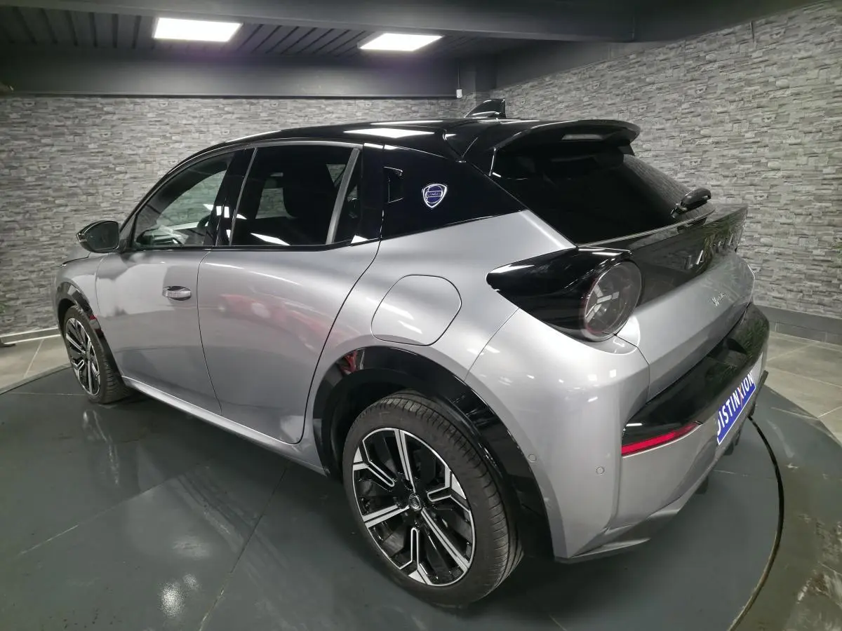 Vue 3/4 arrière droite de la Lancia Ypsilon 1.2 Ibrida 2025 gris bi-color avec toit noir et jantes alliage 17 pouces.