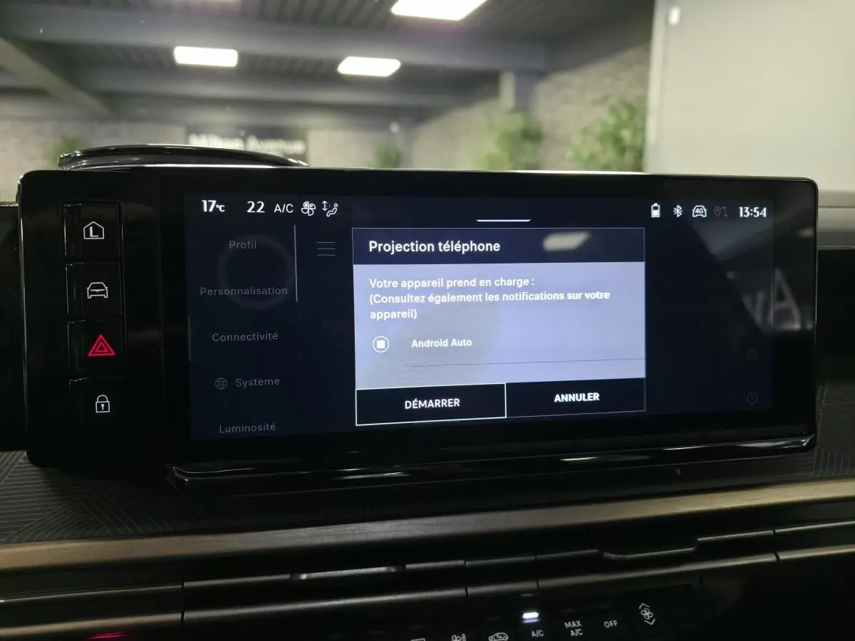 Écran tactile central de la Lancia Ypsilon 2025 affichant la projection téléphone avec Android Auto en mode veille.