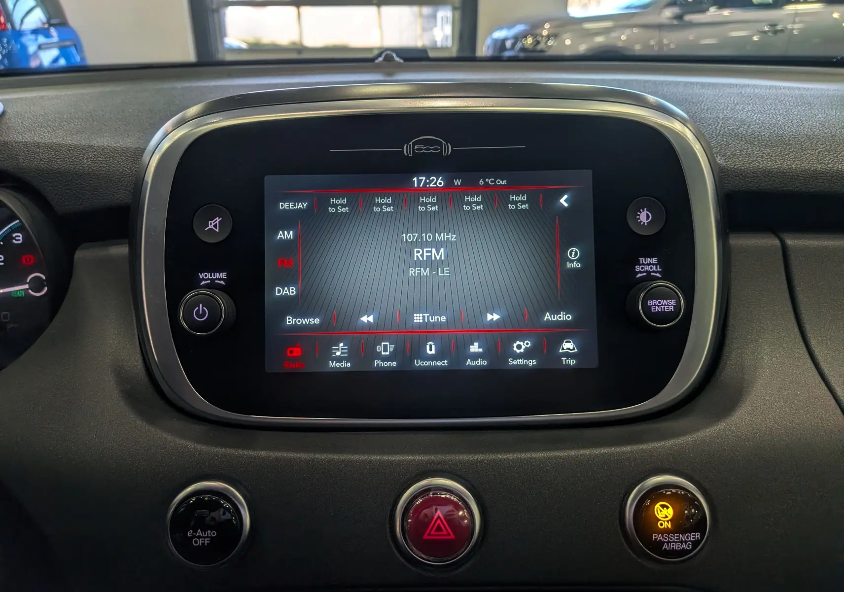 Vue rapprochée de l’écran tactile central de la FIAT 500X 2024, affichant la radio FM sur fond noir.