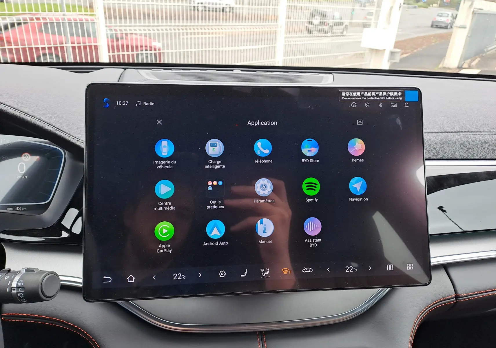 Écran tactile central 15,6'' du tableau de bord du BYD SEAL U 2025 avec interface d'applications et finition cuir noir avec surpiqûres rouges.