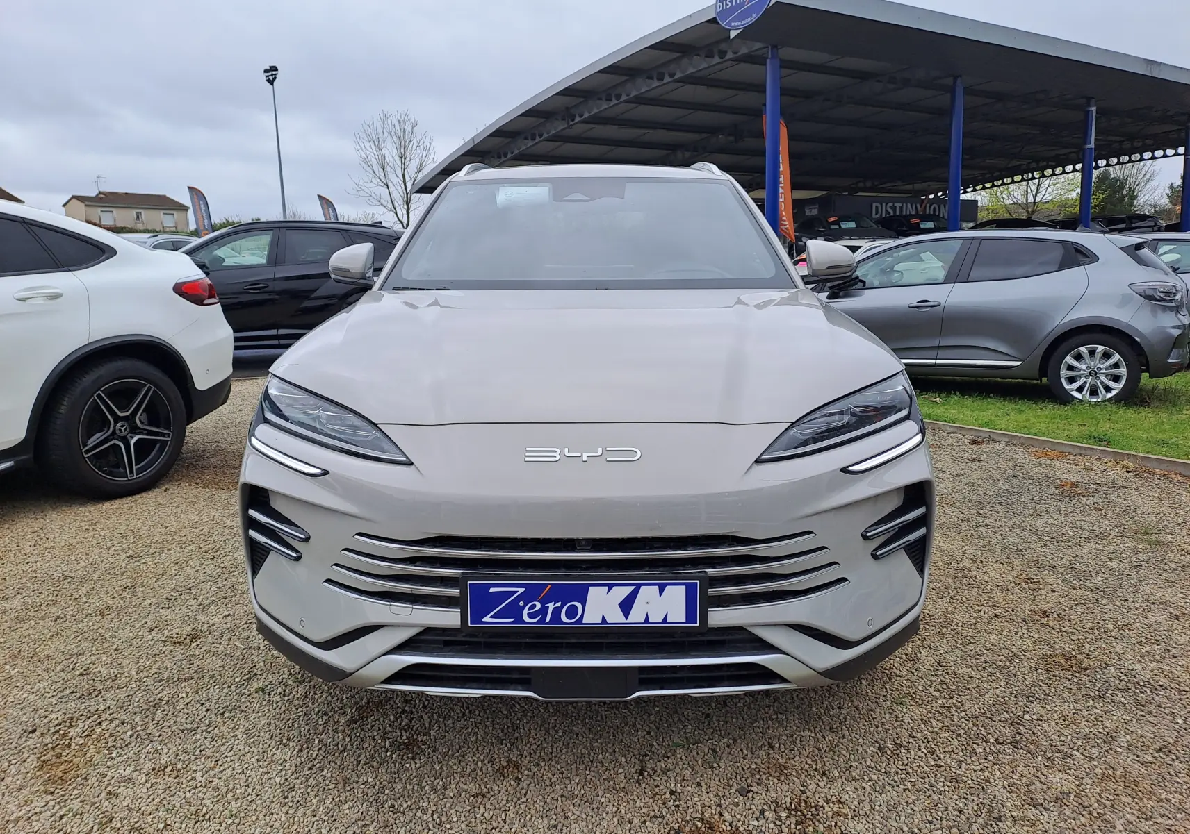 Vue frontale du BYD SEAL U 2025 en couleur Boundless Cloud, avec calandre horizontale et phares LED fins.