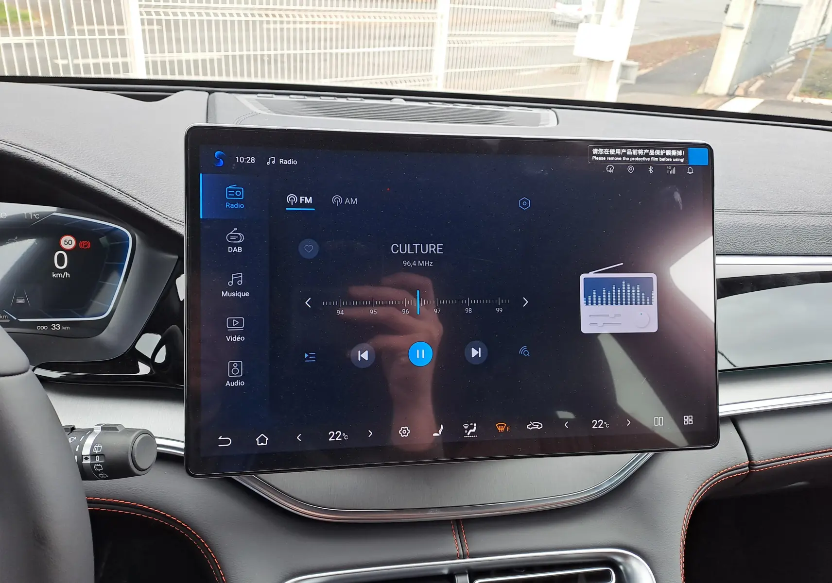 Écran tactile central 15,6'' et tableau de bord numérique dans l’habitacle du BYD SEAL U 2025.