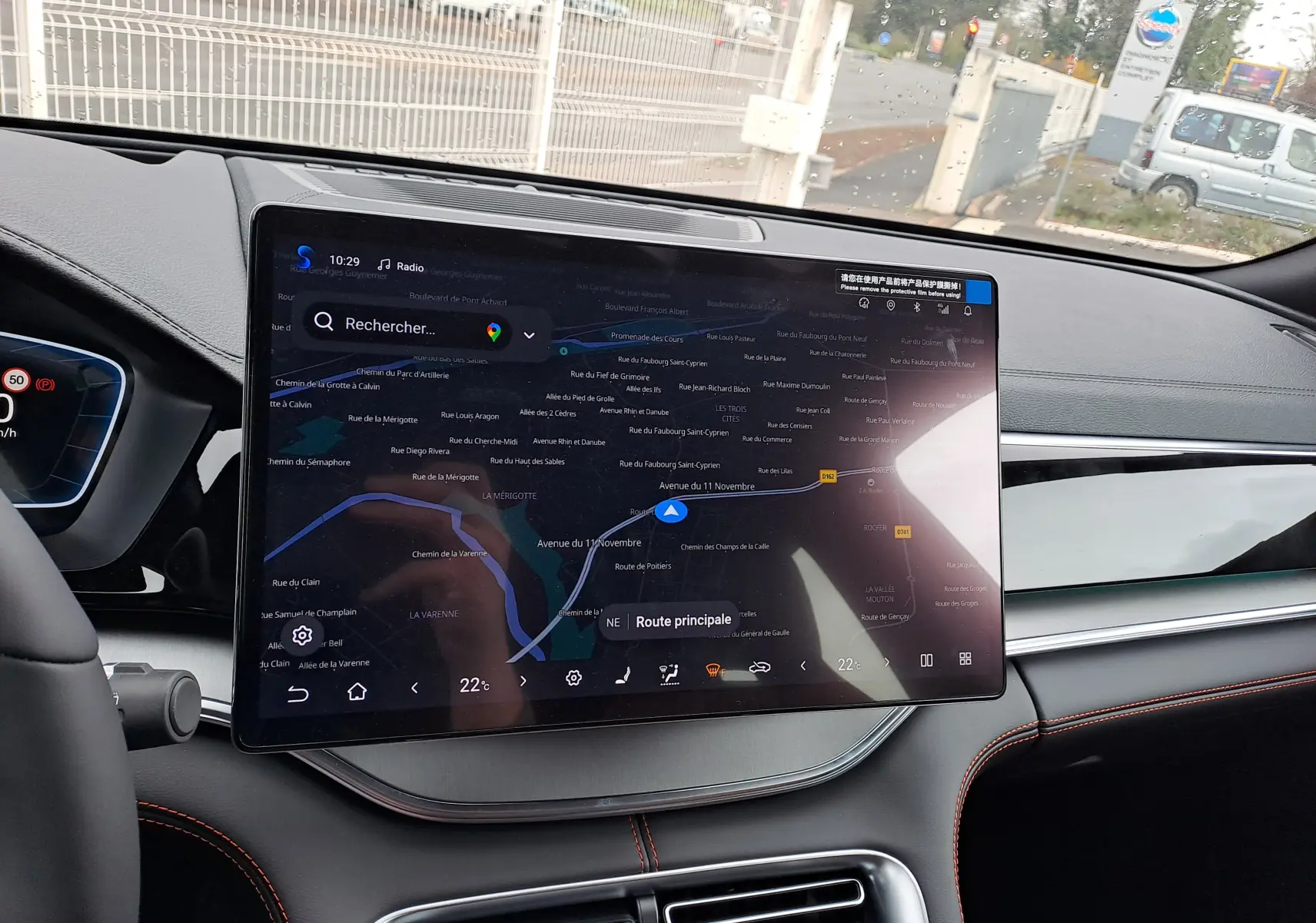 Vue intérieure du tableau de bord du BYD SEAL U 2025 avec écran tactile 15,6'' et finition noire avec surpiqûres rouges.