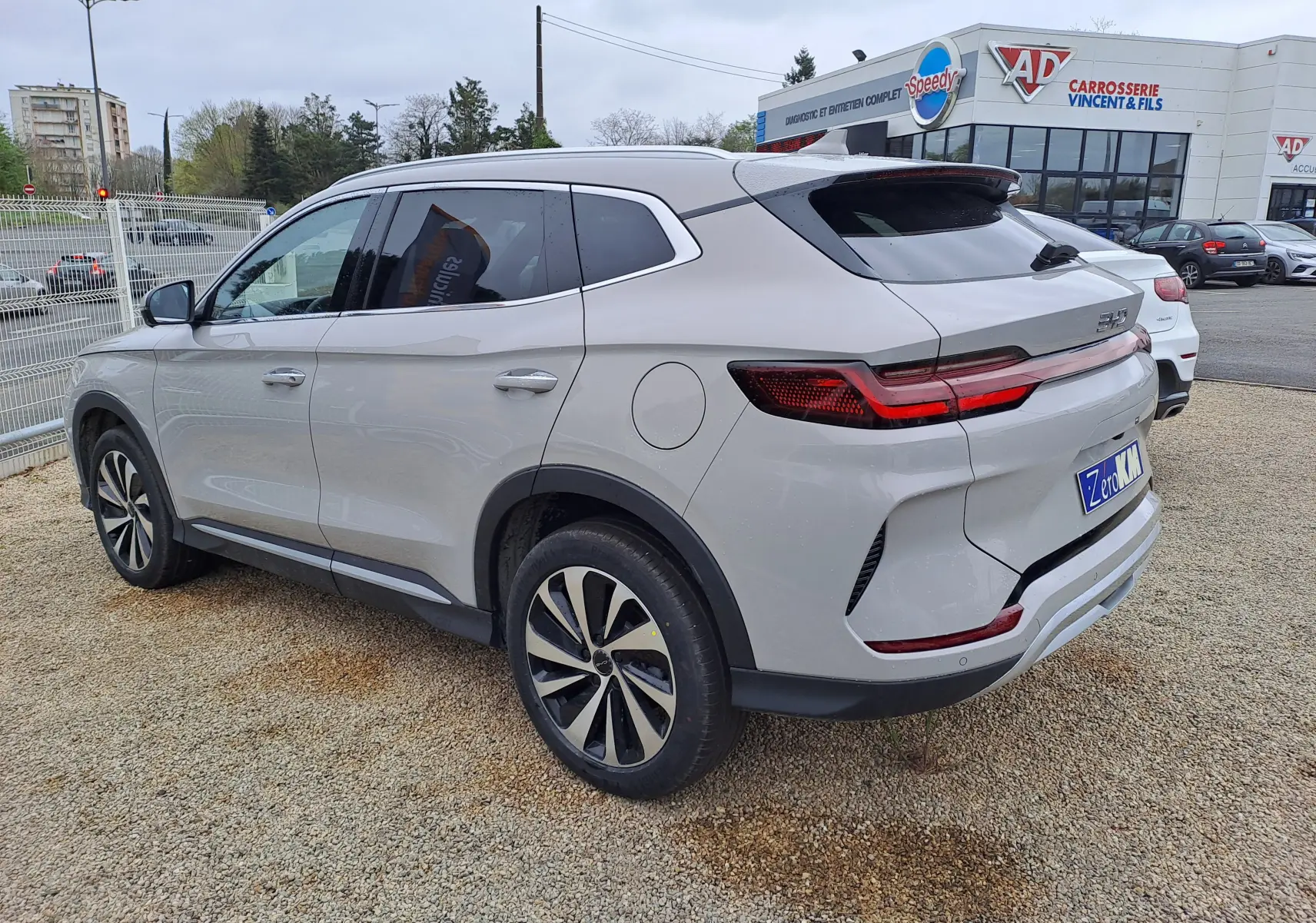 Vue 3/4 arrière droite du SUV BYD SEAL U hybride rechargeable couleur Boundless Cloud avec jantes alliage bicolores.