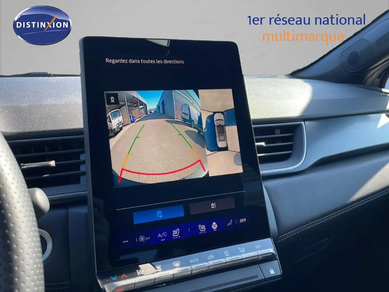 Vue intérieure centrée sur l’écran tactile affichant la caméra de recul du Renault Symbioz noir étoile métal.