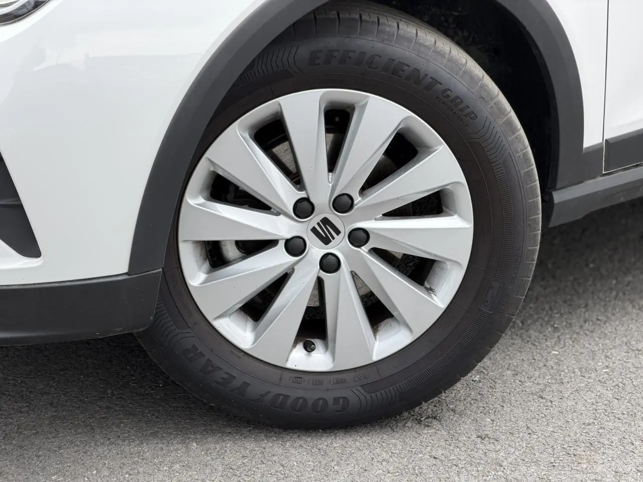 Gros plan sur la roue avant droite blanche d'un SEAT Arona 2025 avec jante alliage 16 pouces et pneu Goodyear.
