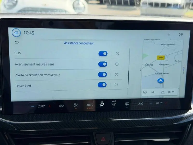 Écran tactile intérieur de la Ford Focus 1.5 EcoBlue 2025 affichant les aides à la conduite et la carte GPS.