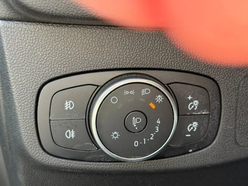 Gros plan sur la molette de réglage des phares d’une Ford Focus 1.5 EcoBlue 2025 gris lunaire métallisé.