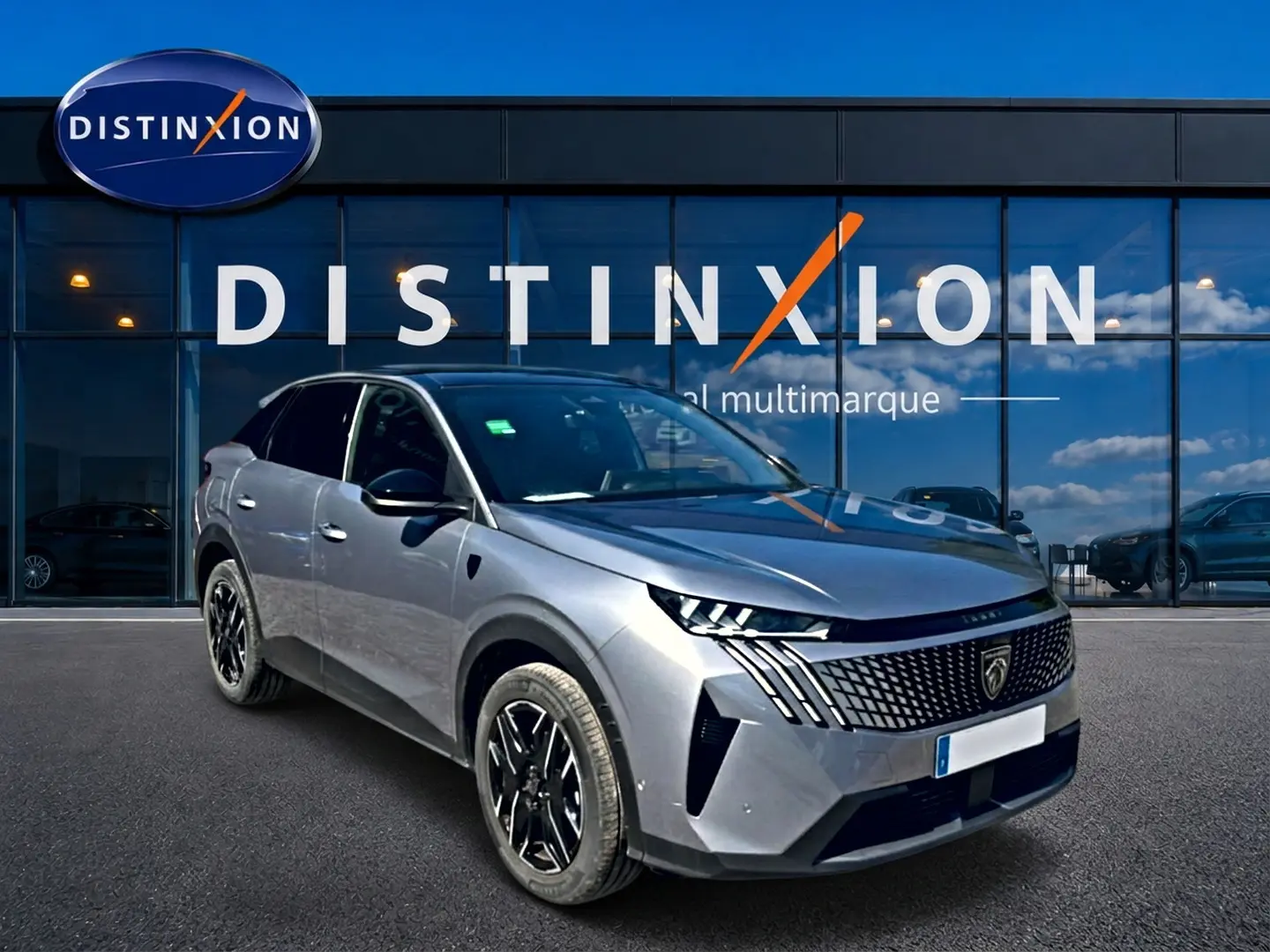 Peugeot 3008 gris en 3/4 avant droit, avec calandre distinctive et jantes noires devant showroom Distinxion.