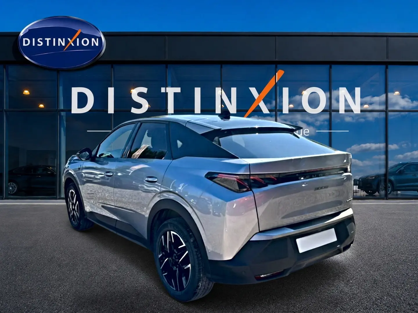 Vue 3/4 arrière droite d’un Peugeot 3008 gris 2025 avec jantes alu et feux arrière LED distinctifs.