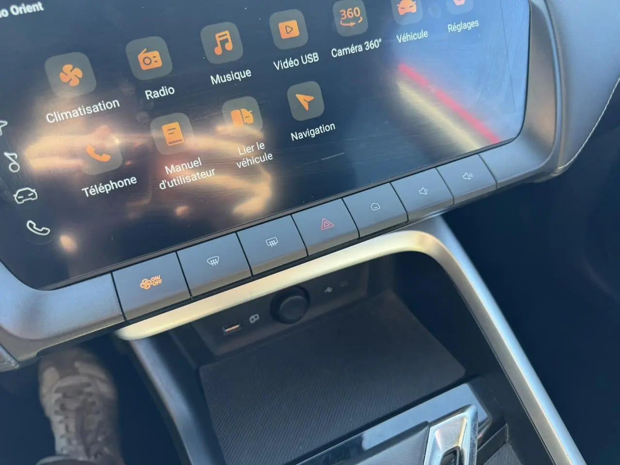 Gros plan sur l’écran tactile et la console centrale du MG Motor ZS 1.5 Hybrid+ 197 Luxury, intérieur moderne et épuré.