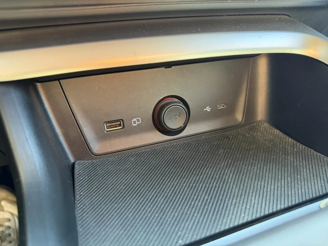 Gros plan sur la console centrale du MG ZS 1.5 Hybrid+ 197 Luxury montrant prises USB et prise 12V.
