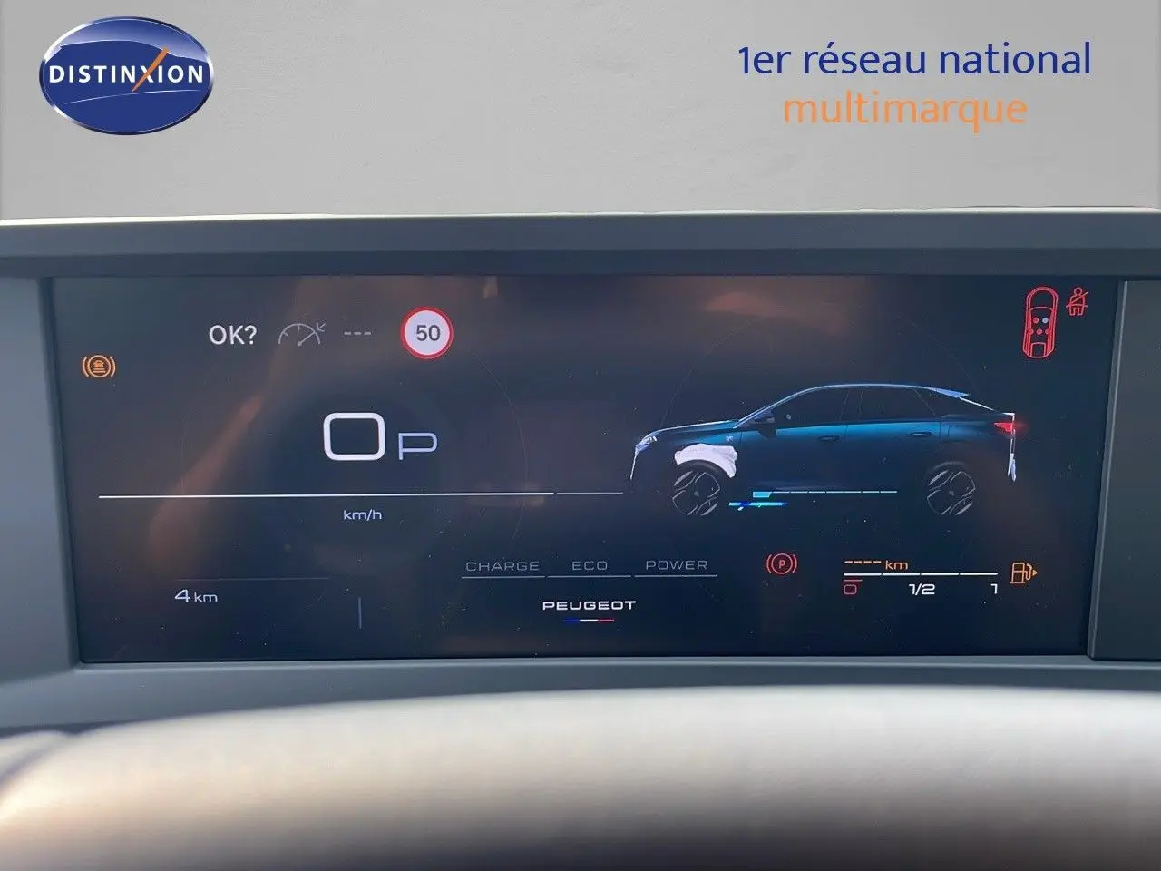 Affichage numérique du tableau de bord du Peugeot 3008 hybride, montrant la silhouette du véhicule en profil droit et les indicateurs de vitesse et énergie.