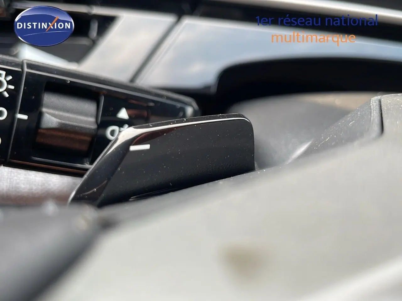 Gros plan sur la palette de changement de vitesse noire à l'intérieur du Peugeot 3008 gris Artense métal.