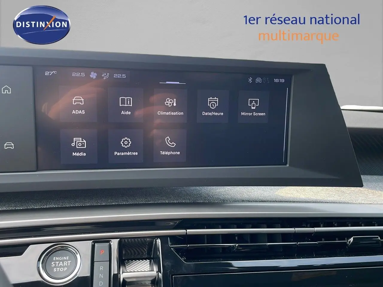 Vue rapprochée de l’écran tactile central et de la console d’une Peugeot 3008 gris Artense, affichant les options de climatisation et média.