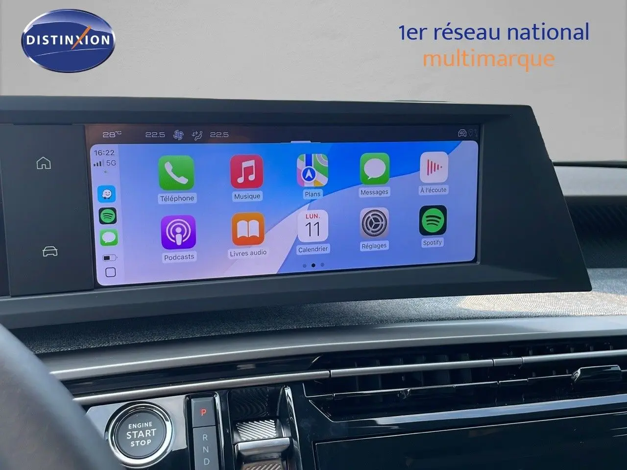 Vue intérieure du tableau de bord du Peugeot 3008 gris Artense, avec écran tactile affichant des applications connectées.