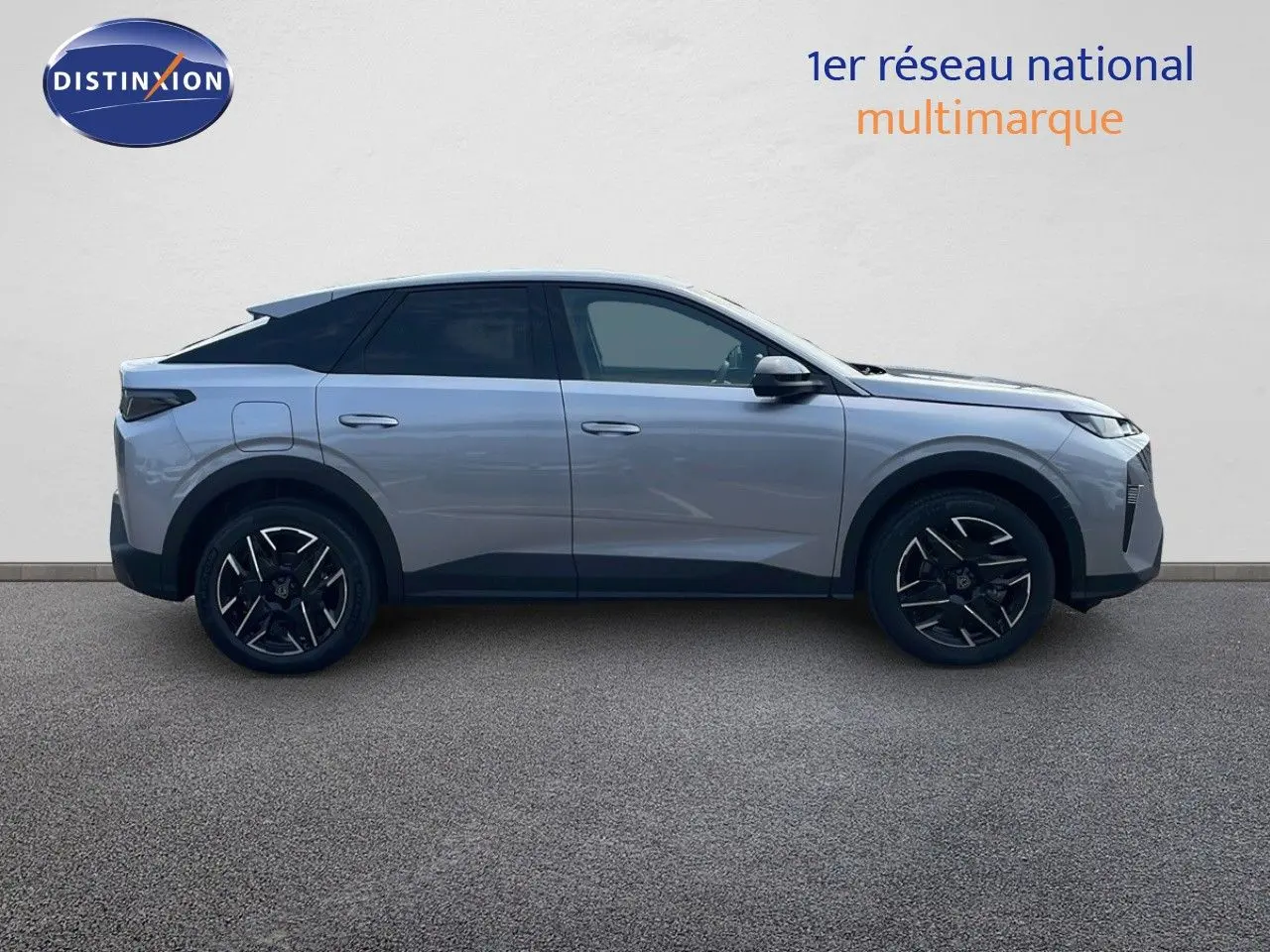 Vue de profil côté gauche d’un Peugeot 3008 hybride gris Artense métallisé avec jantes noires et toit noir.