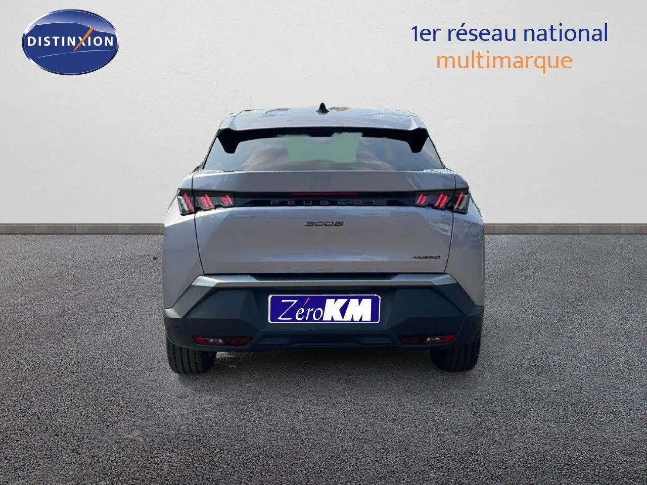 Vue arrière d'un Peugeot 3008 gris Artense Métal 2025 avec feux arrière LED distinctifs allumés.
