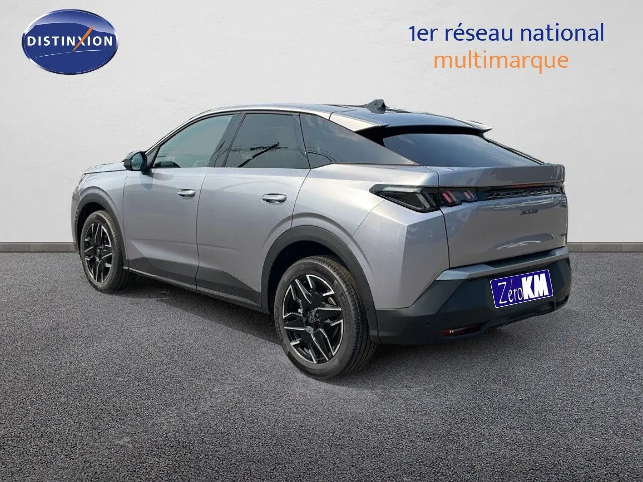 Vue 3/4 arrière droite d’un Peugeot 3008 gris Artense métallisé avec jantes noires et toit noir.
