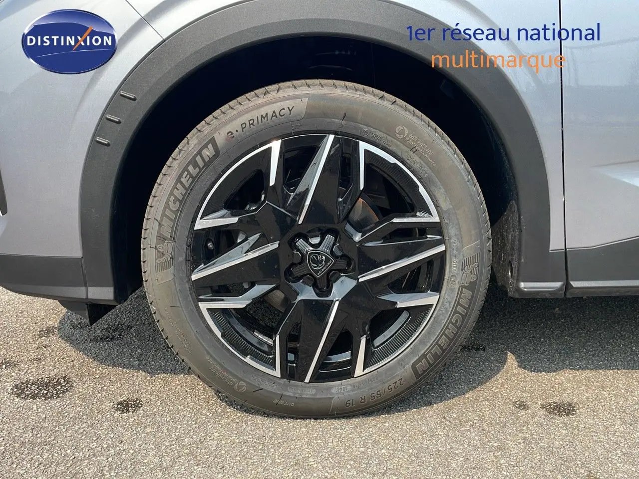 Gros plan sur la roue avant gauche d’un Peugeot 3008 gris Artense métal avec jante alliage noire et argentée.