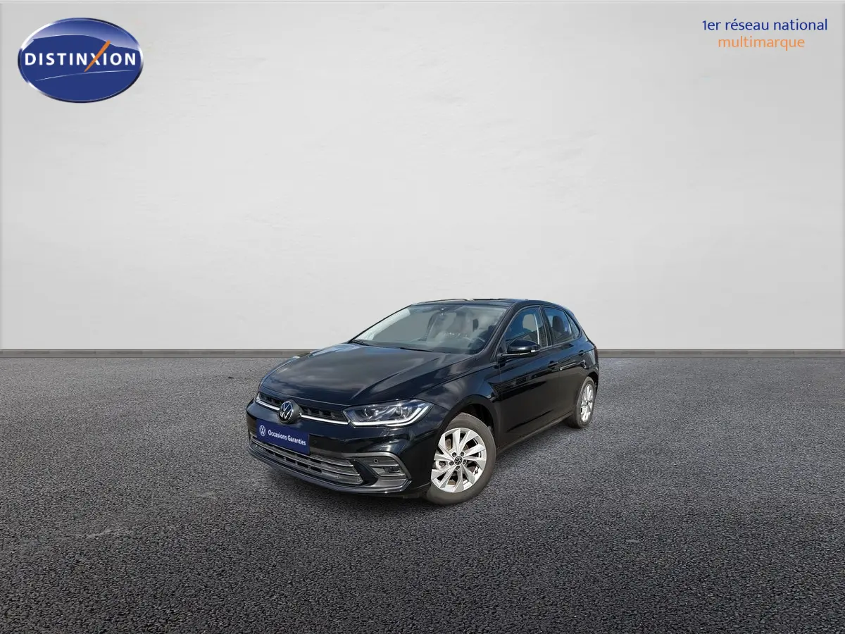 Volkswagen Polo 2025 noir intense nacré vue 3/4 avant avec jantes alliage Palermo 16 pouces sur sol gris.