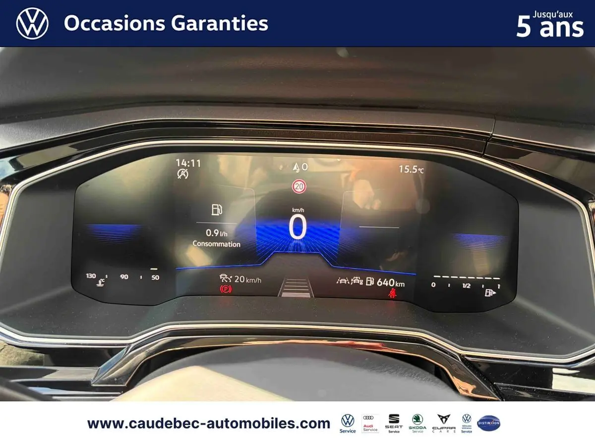 Vue rapprochée du combiné d'instruments digital de la Volkswagen Polo 2025 affichant la consommation et la vitesse à 0 km/h.