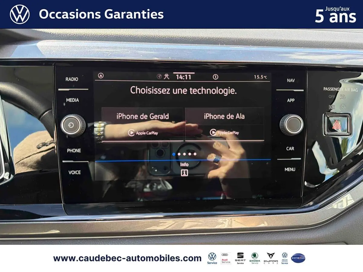 Écran tactile central de la Volkswagen Polo 2025 affichant la connexion Apple CarPlay, intérieur noir et détails chromés.